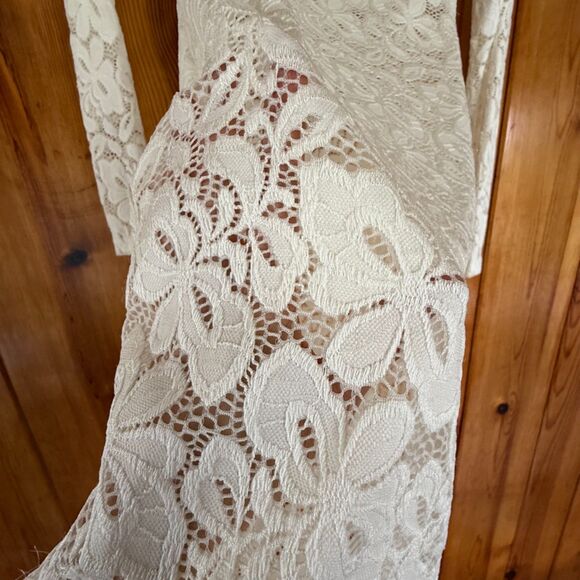 White Floral Fitted Bodycon Dress | Midi Lace - Picture 7 of 7